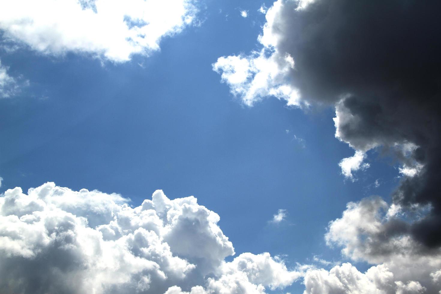 cielo azul con nieve grande - nubes blancas foto