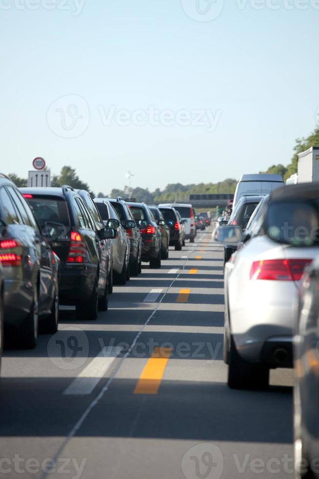 un largo atasco de muchos coches diferentes foto