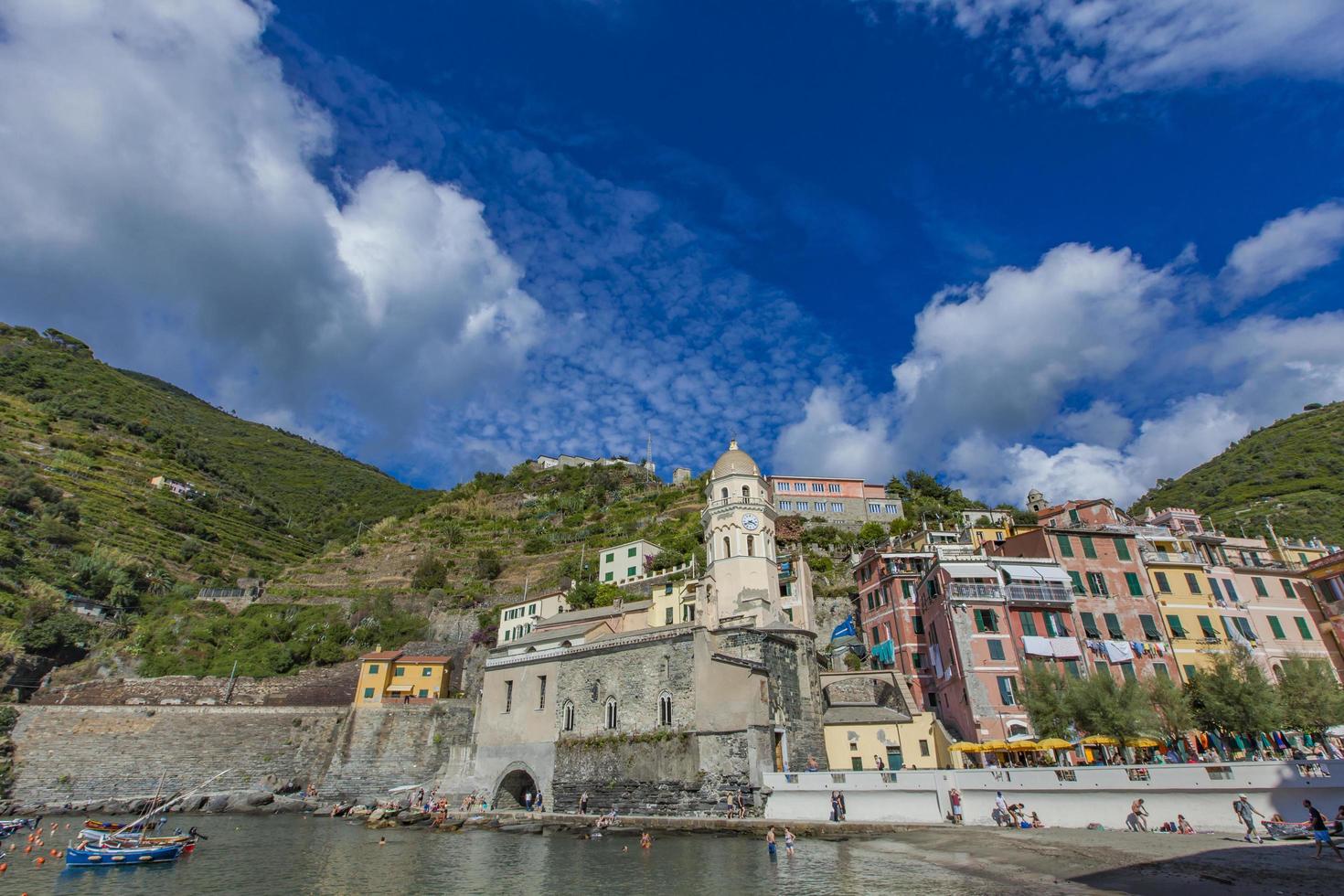 vernazza, italia 2016 - una de las cinco ciudades que componen cinque terre foto