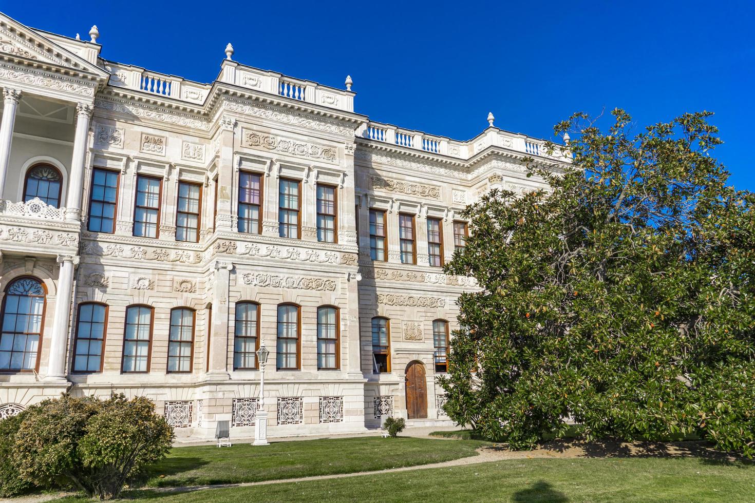 Estambul, Turquía, 9 de noviembre de 2019 - Palacio de Dolmabahce en Estambul, Turquía. palacio fue construido en 1856 y sirvió como el principal centro administrativo del imperio otomano hasta 1922 foto