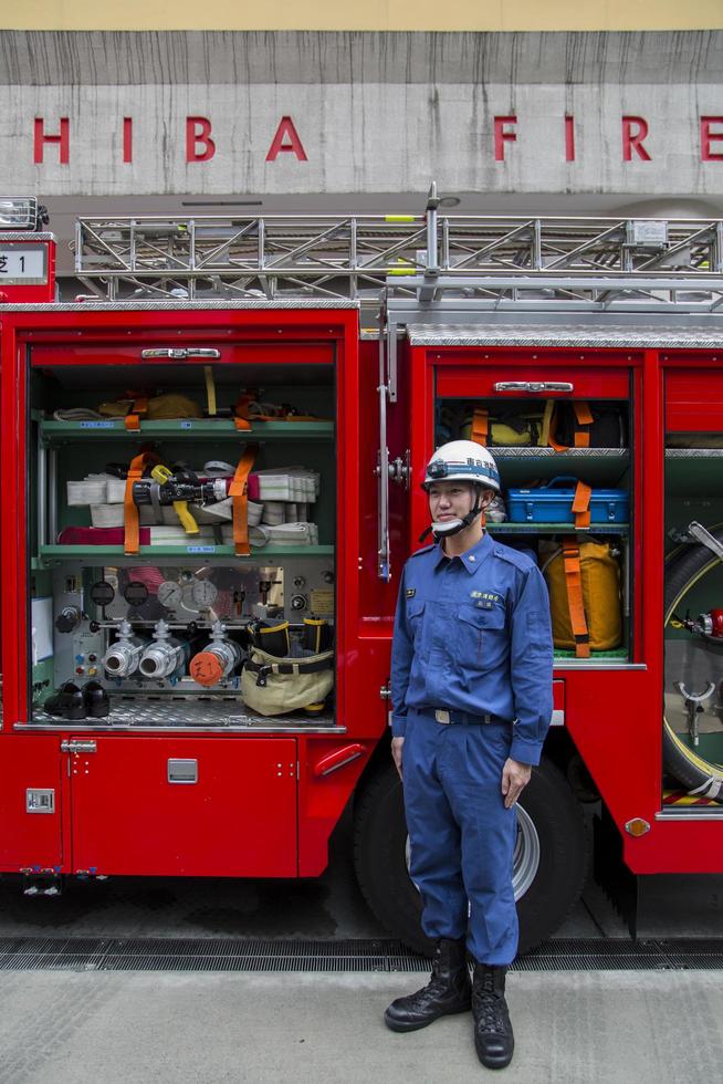 tokio, japón 2016 - bombero del departamento de bomberos de tokio foto