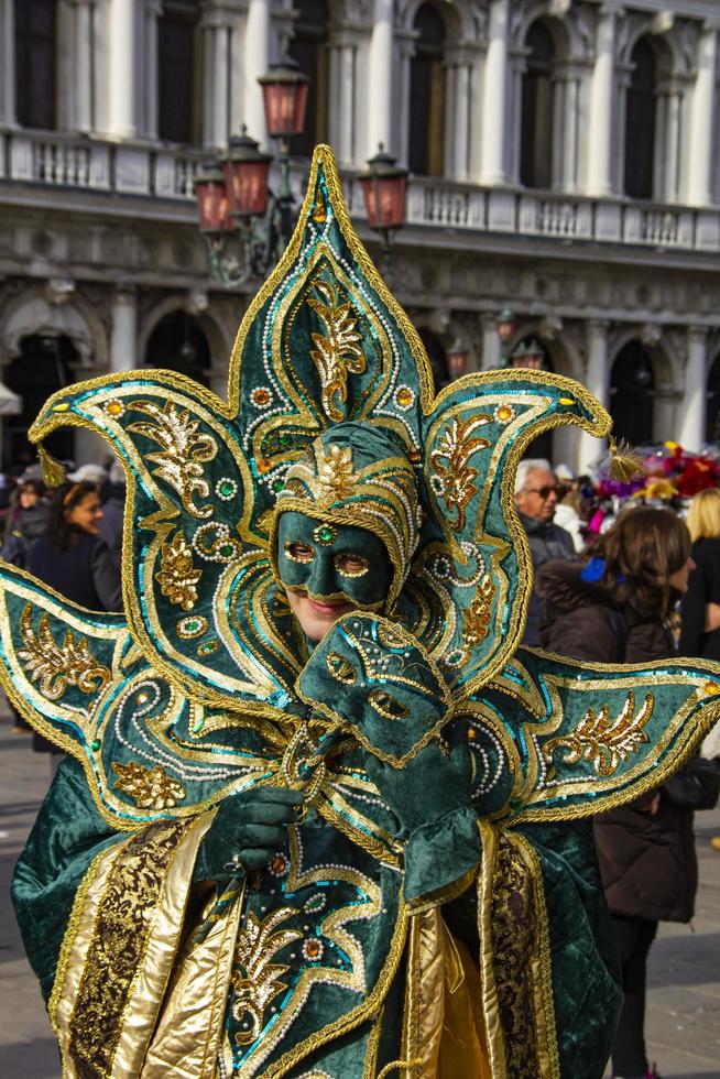 Venecia, Italia 2013 - Persona con máscara de carnaval veneciano foto