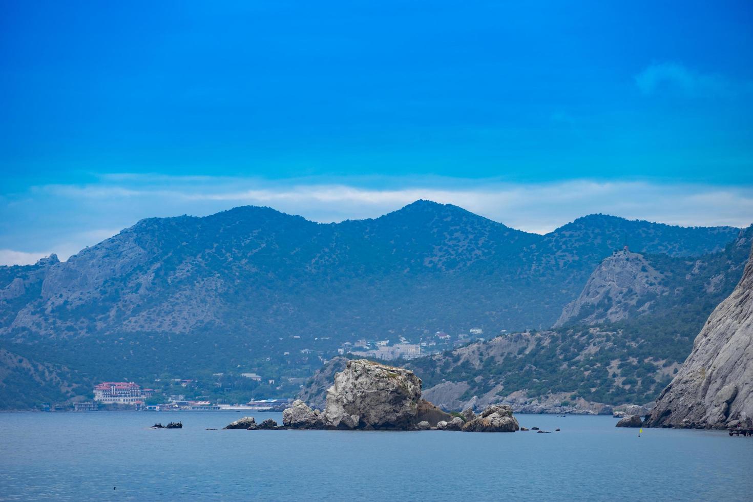 paisaje marino con vistas a los acantilados y montañas. foto