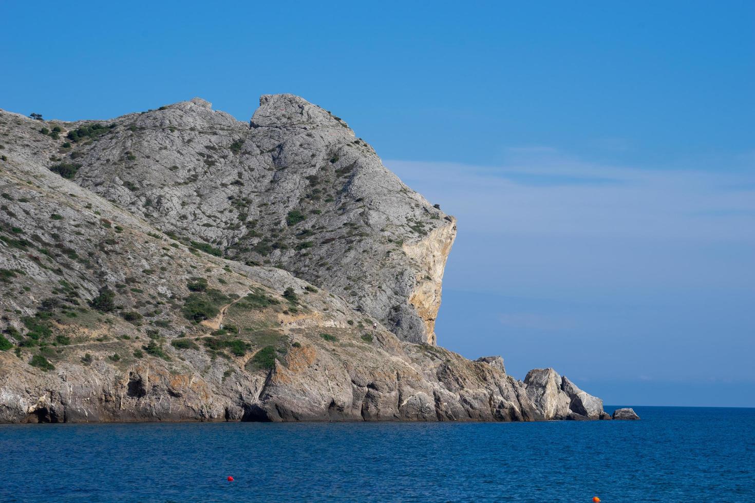 paisaje marino con una montaña junto al mar. sudak foto