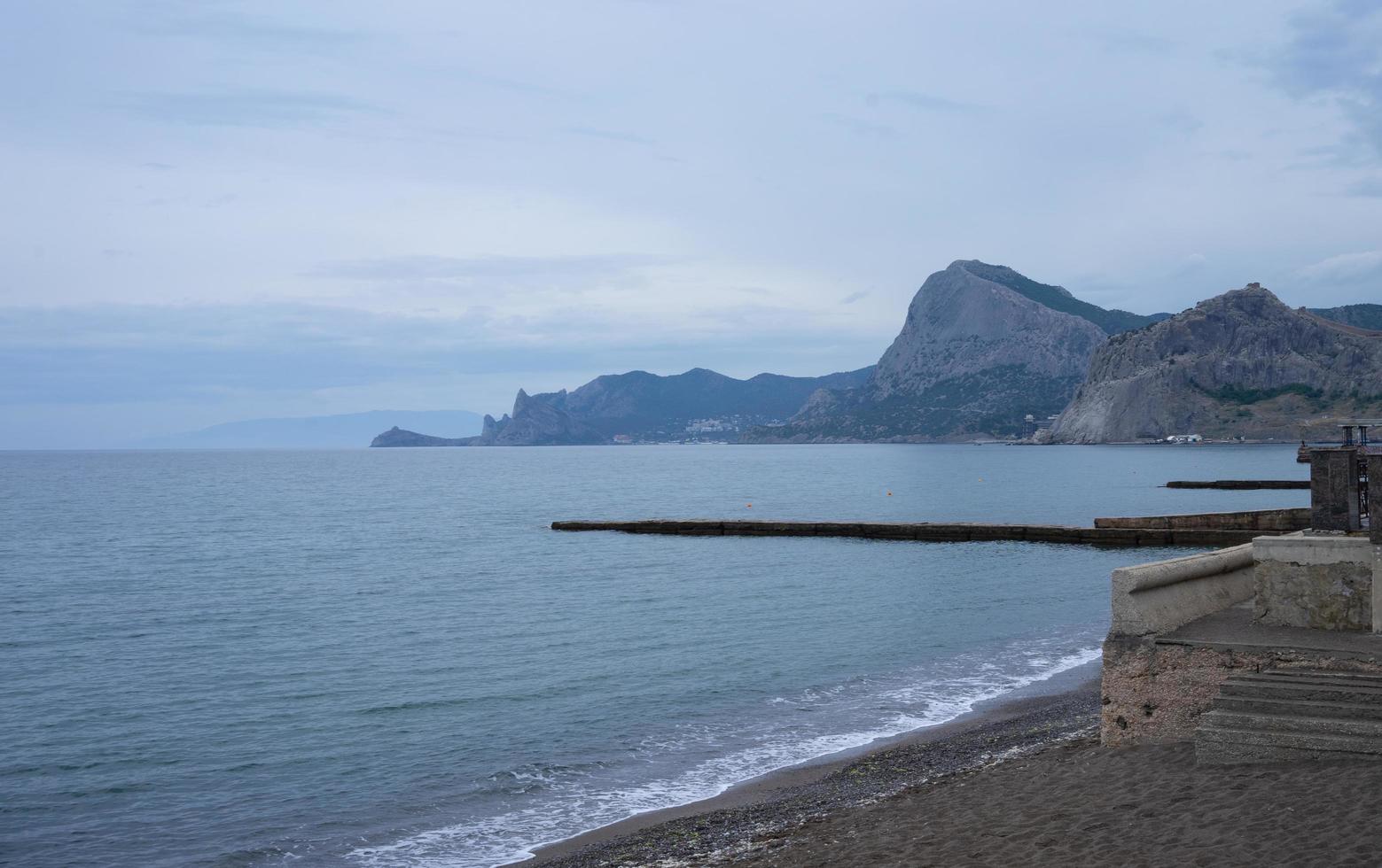 paisaje marino con vistas a la playa y montaña al fondo. foto