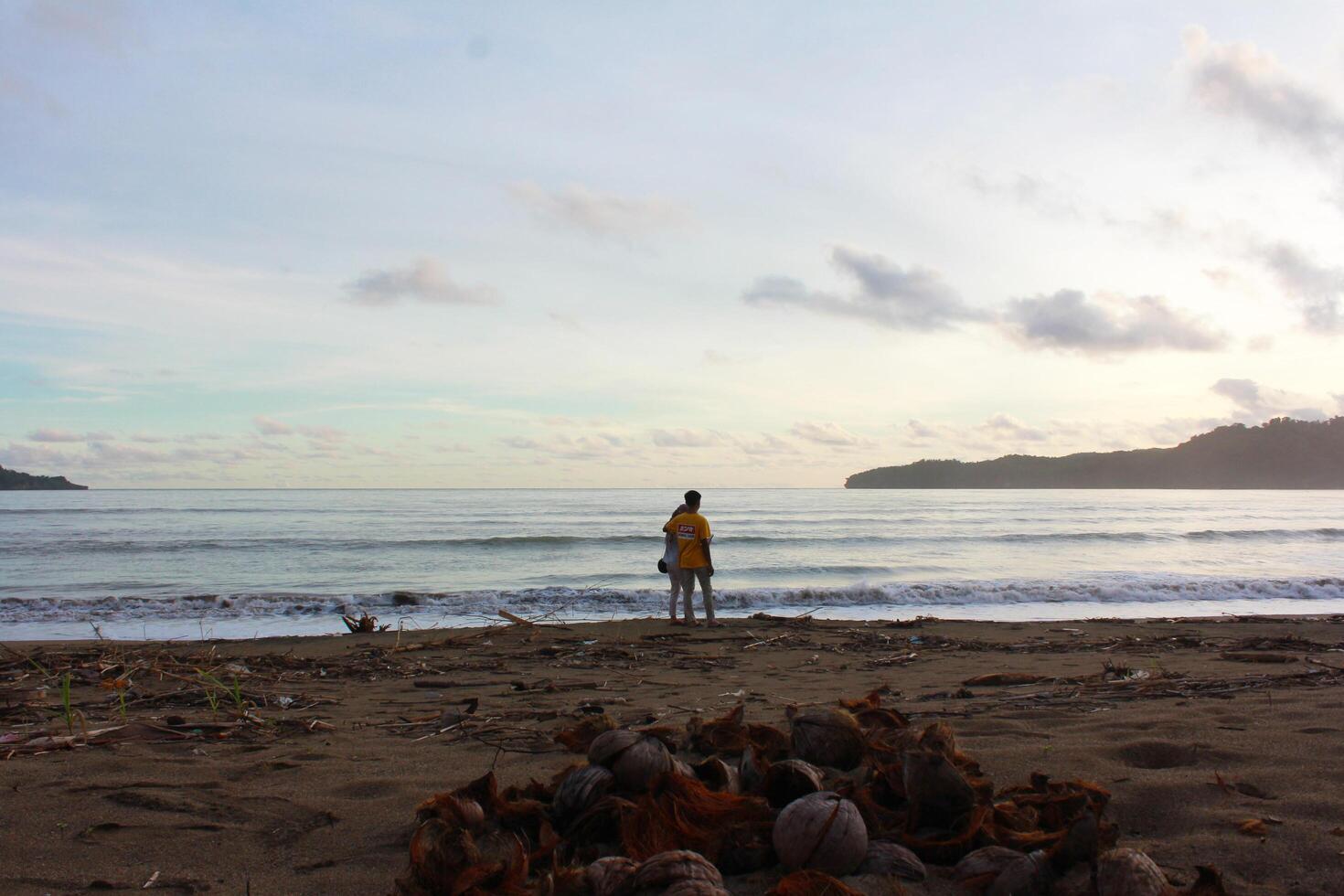 Indonesia 2021. una pareja jugando en la playa a la hora del atardecer foto