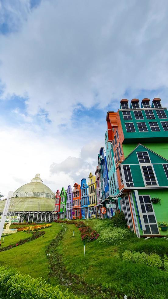 indonesia 2021 - hermosos edificios, edificios con exterior alegre foto