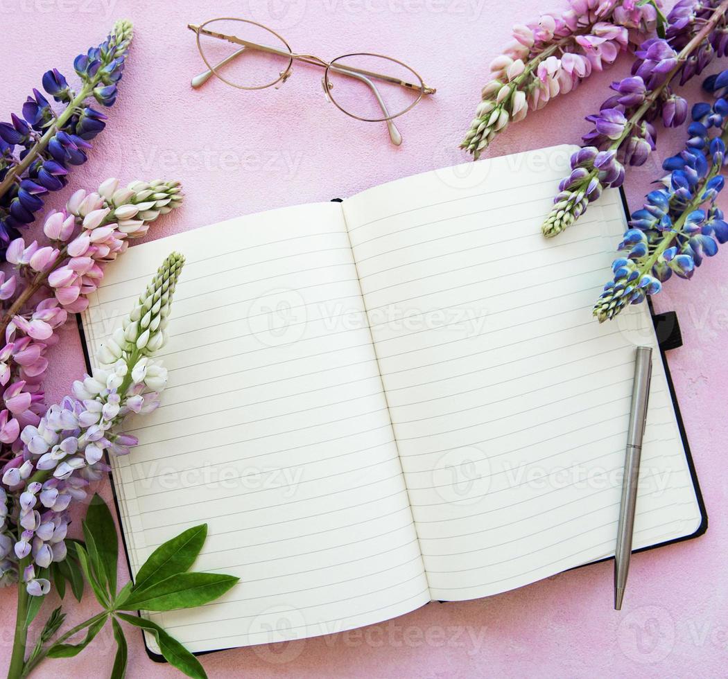 maqueta de cuaderno con flores de lupino foto