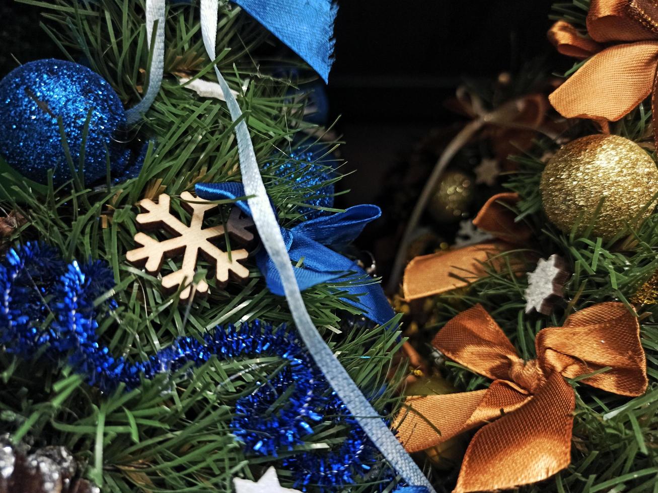 decoración navideña en un árbol. fondo de navidad foto