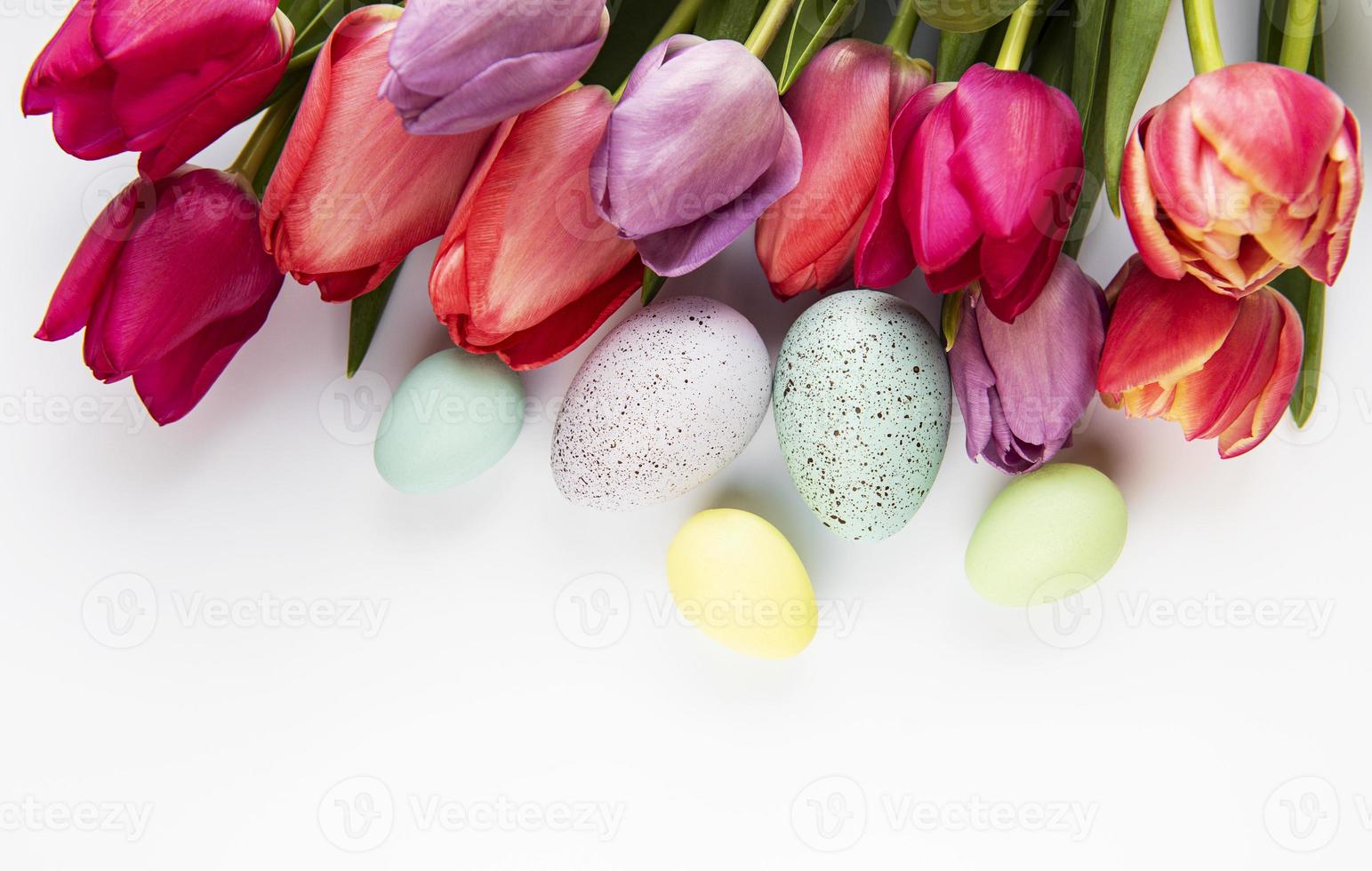 tulipanes de primavera y huevos de pascua foto