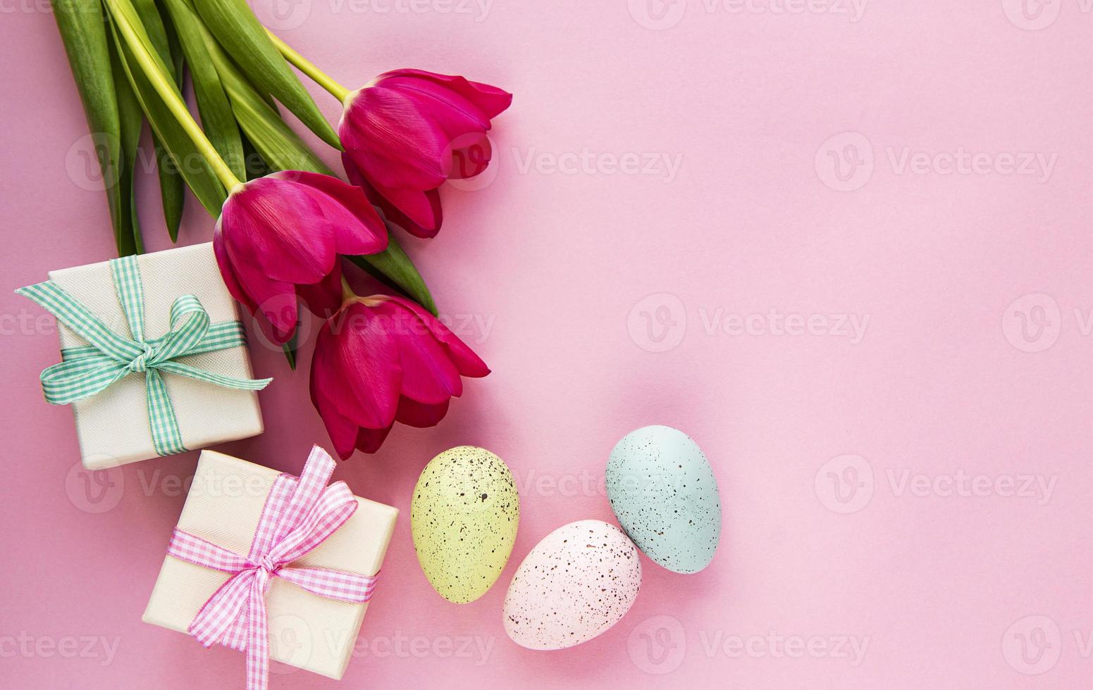 huevos de pascua decorativos y tulipanes foto