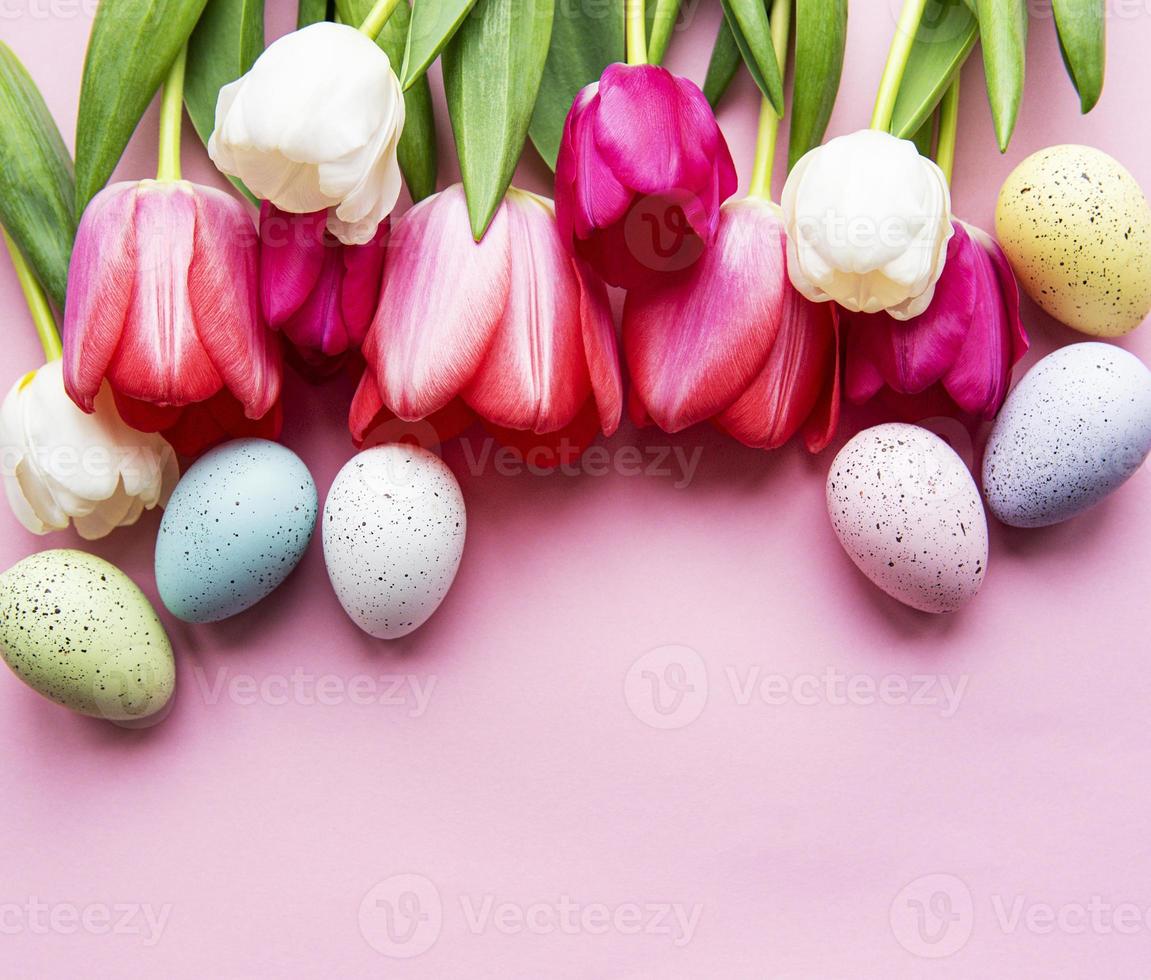 tulipanes de primavera y huevos de pascua foto