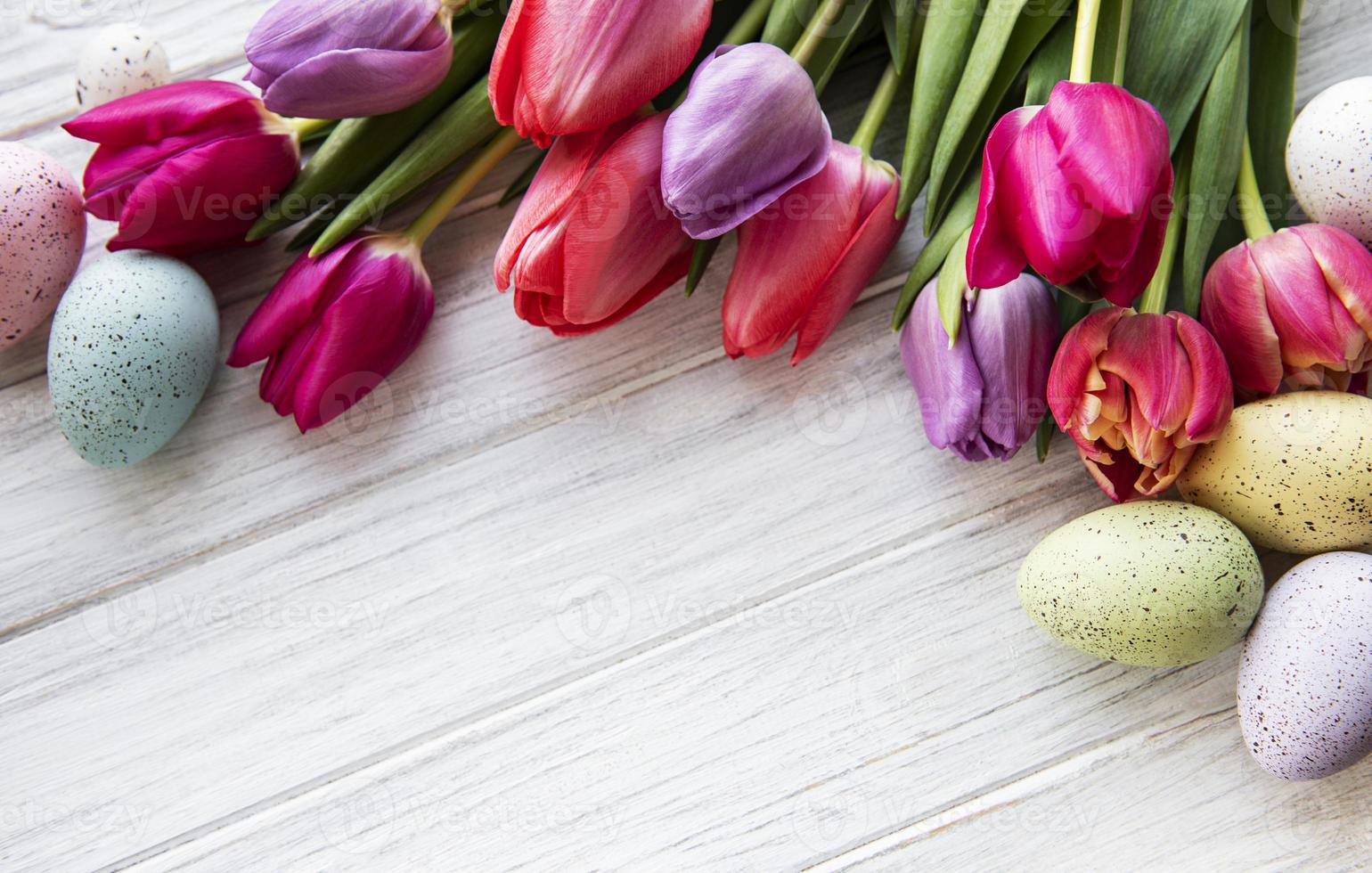 tulipanes de primavera y huevos de pascua foto