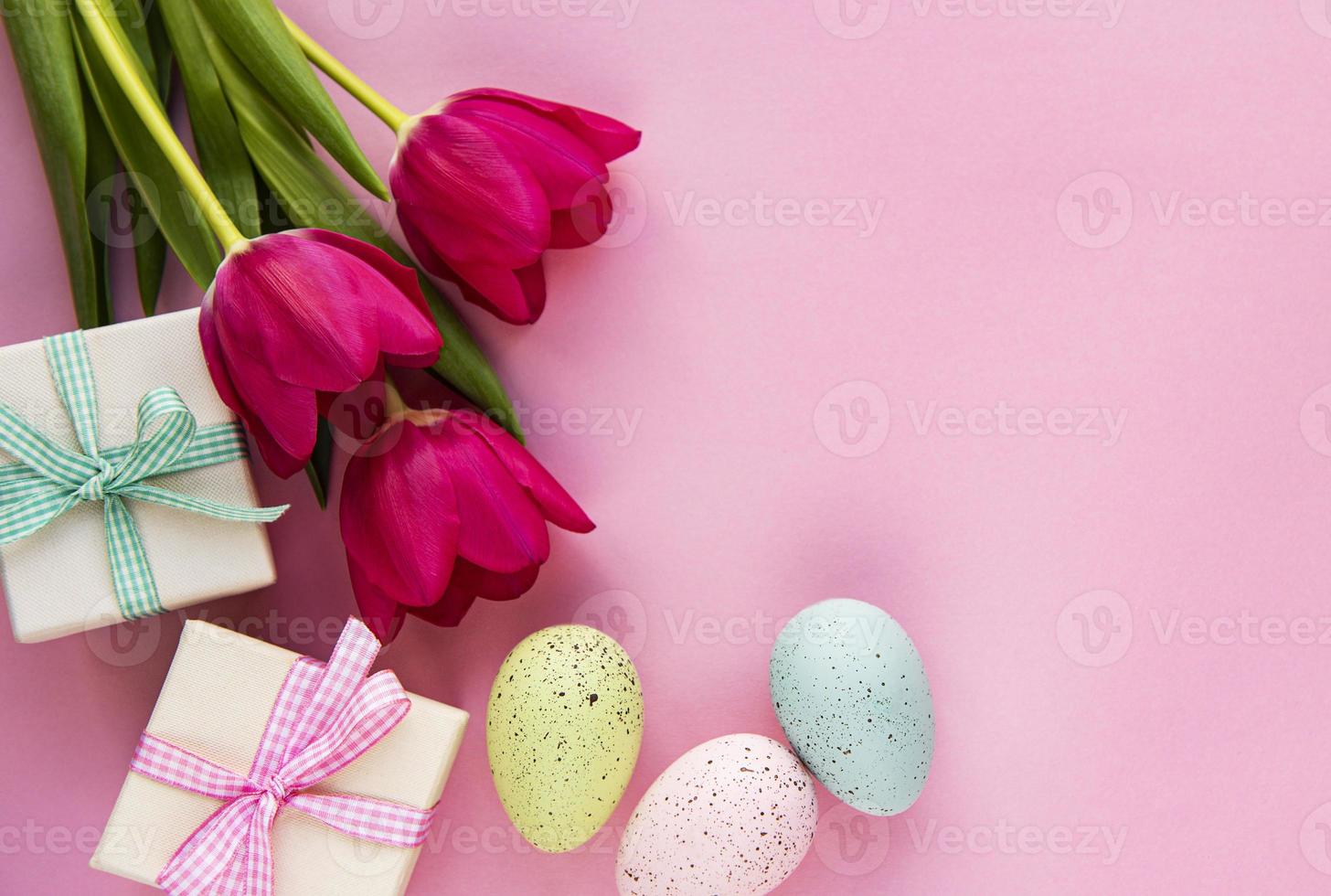 huevos de pascua decorativos y tulipanes foto