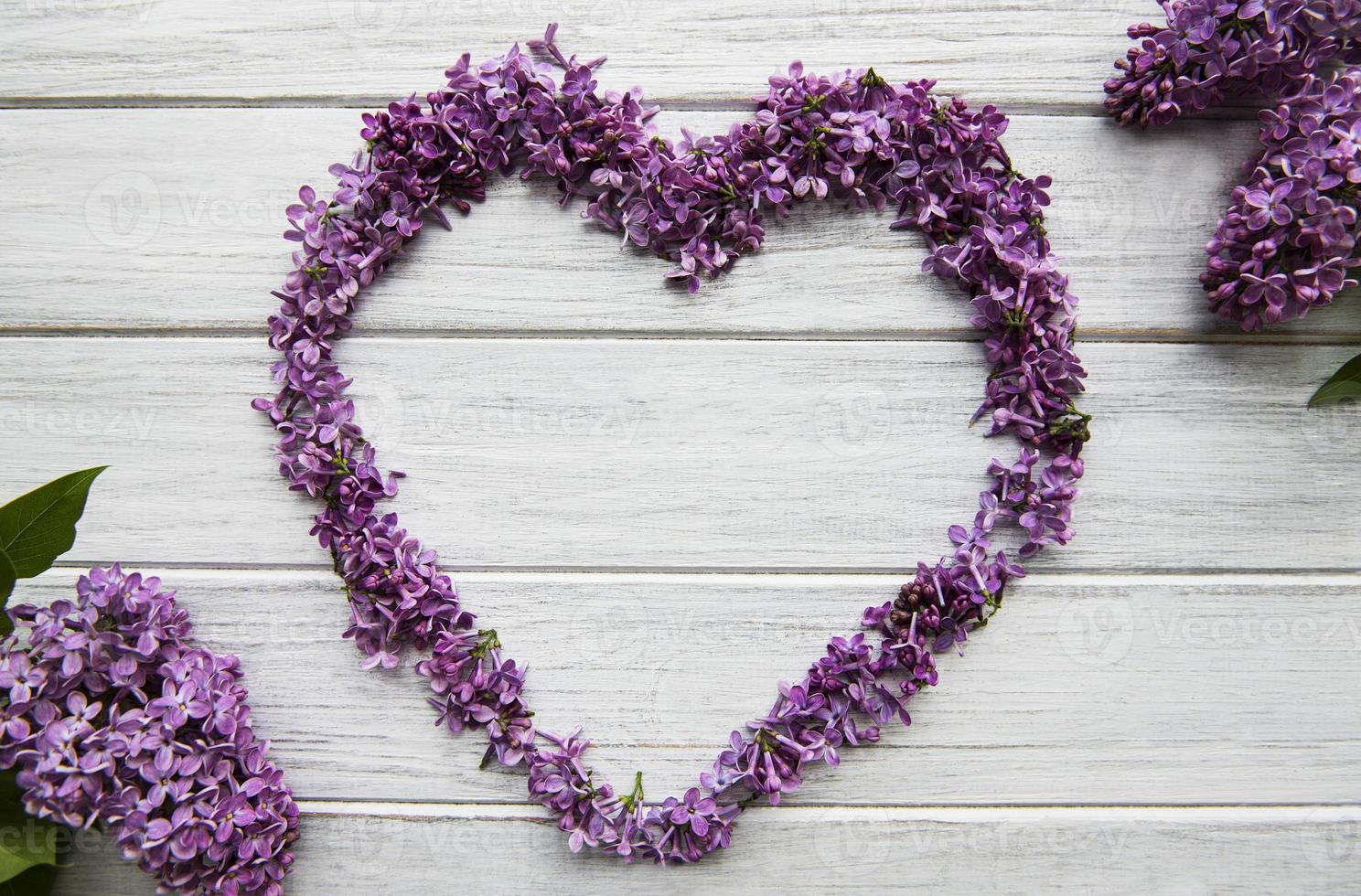Marco de ramas y flores de color lila en forma de corazón. 4743122 Foto de  stock en Vecteezy