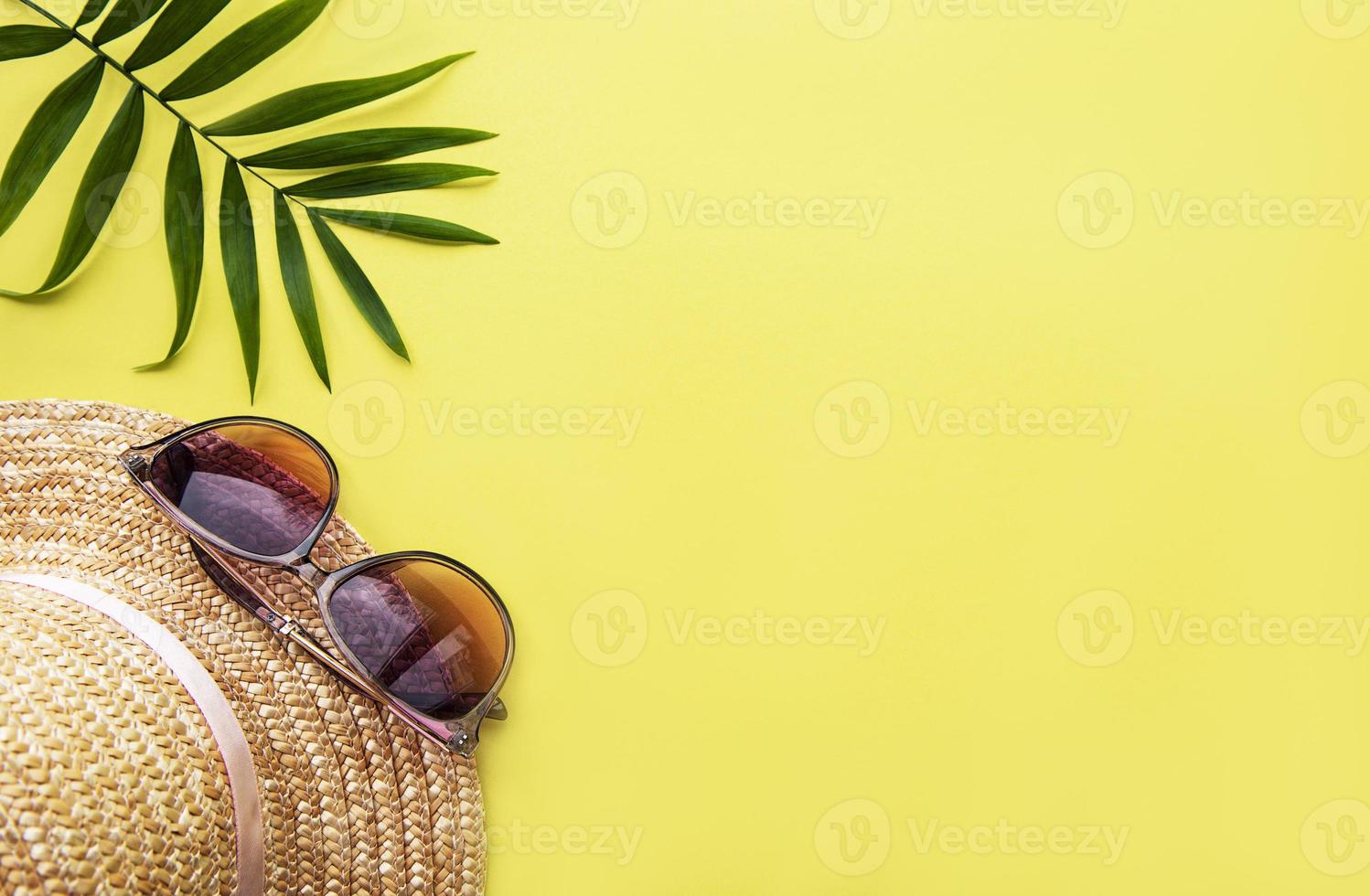 accesorios de viajero sobre fondo amarillo foto