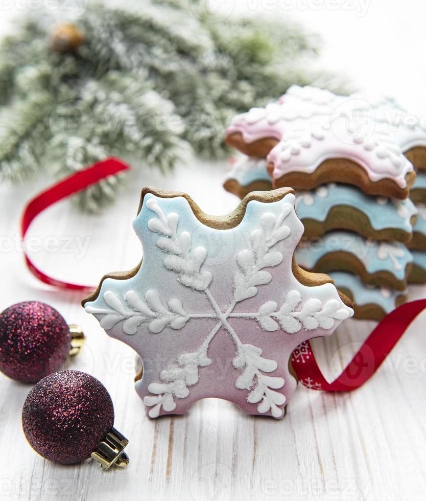 Galletas de jengibre navideñas decoración casera y de año nuevo. foto