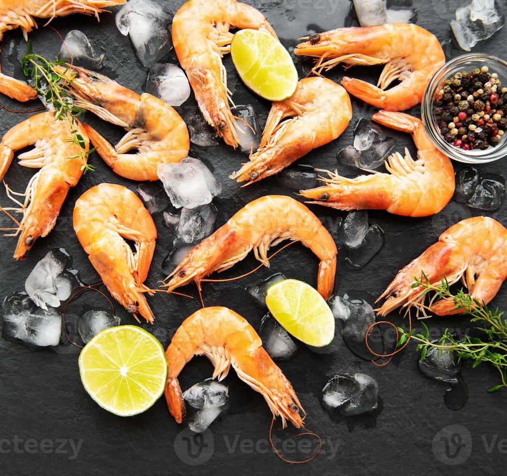 Shrimps served with lemon photo