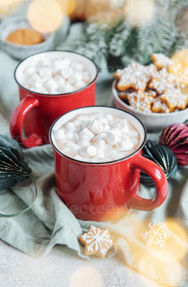 chocolate caliente navideño en la taza roja foto