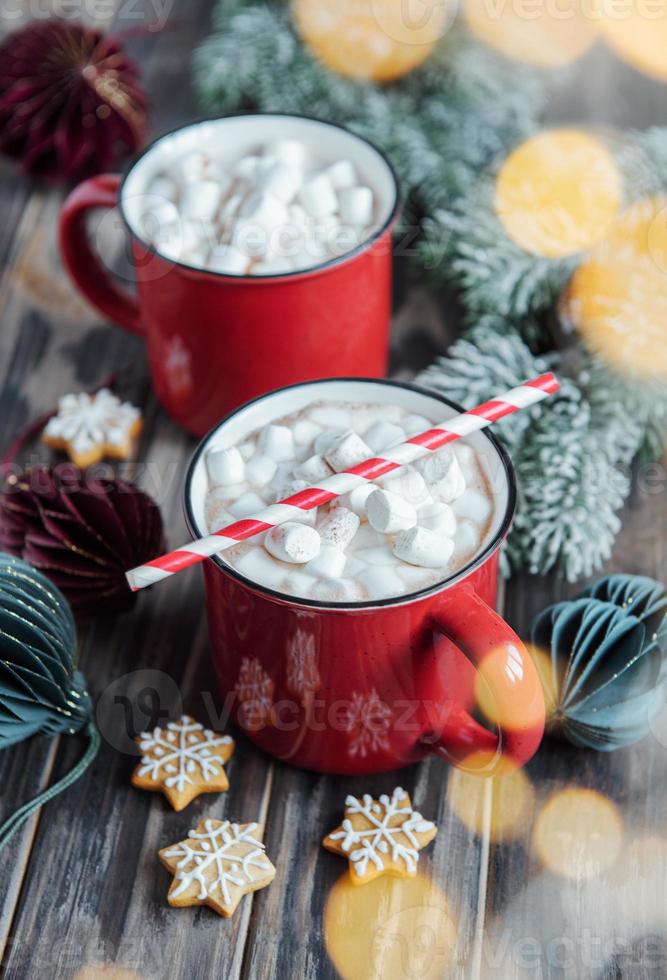 chocolate caliente navideño en la taza roja foto