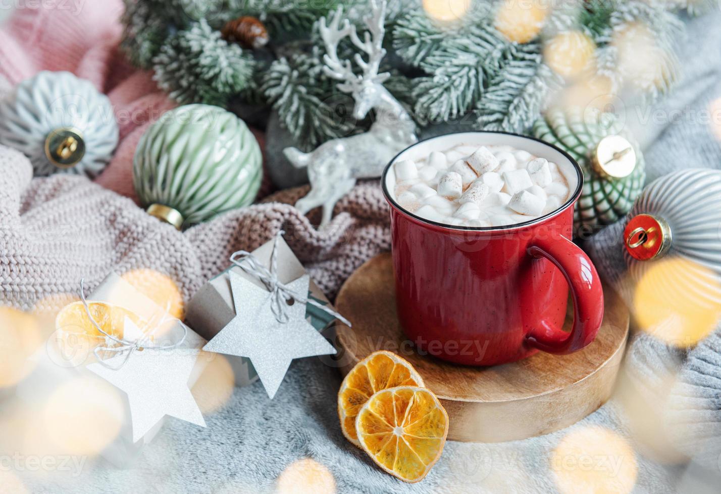 chocolate caliente navideño en la taza roja foto