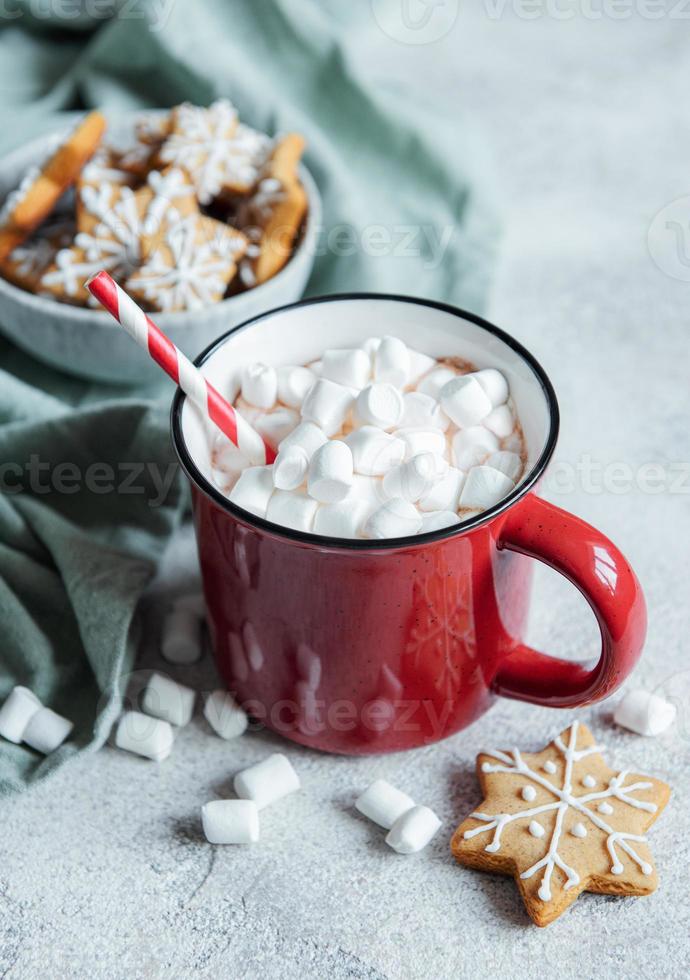 chocolate caliente navideño en la taza roja foto