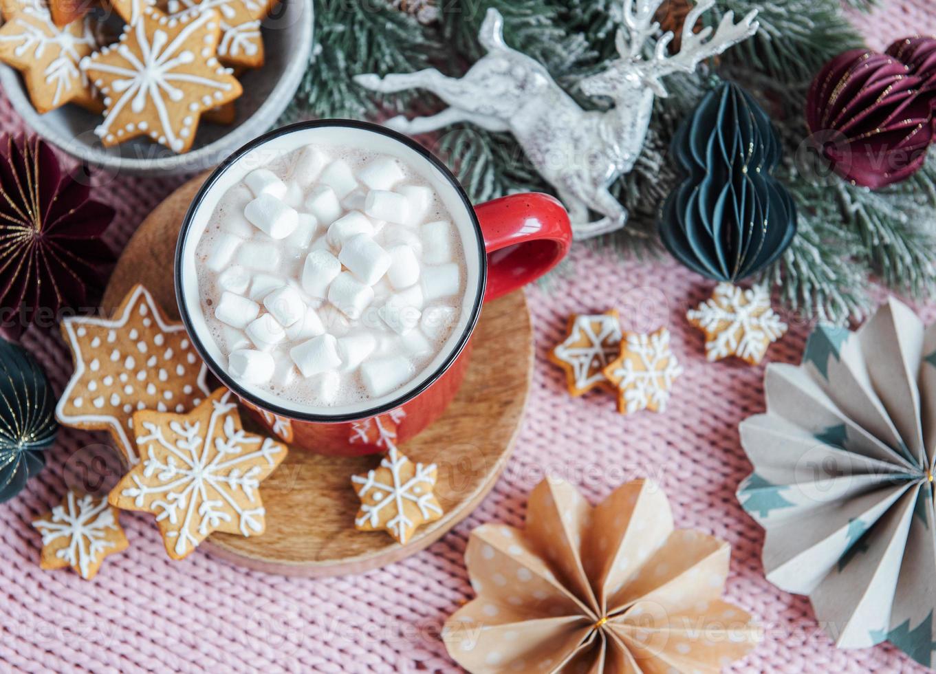 chocolate caliente navideño en la taza roja foto