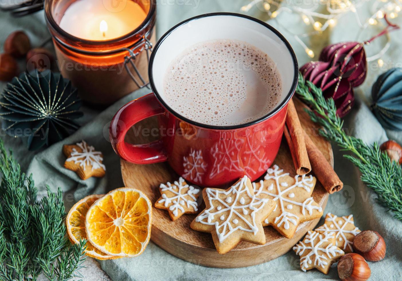 chocolate caliente navideño en la taza roja foto