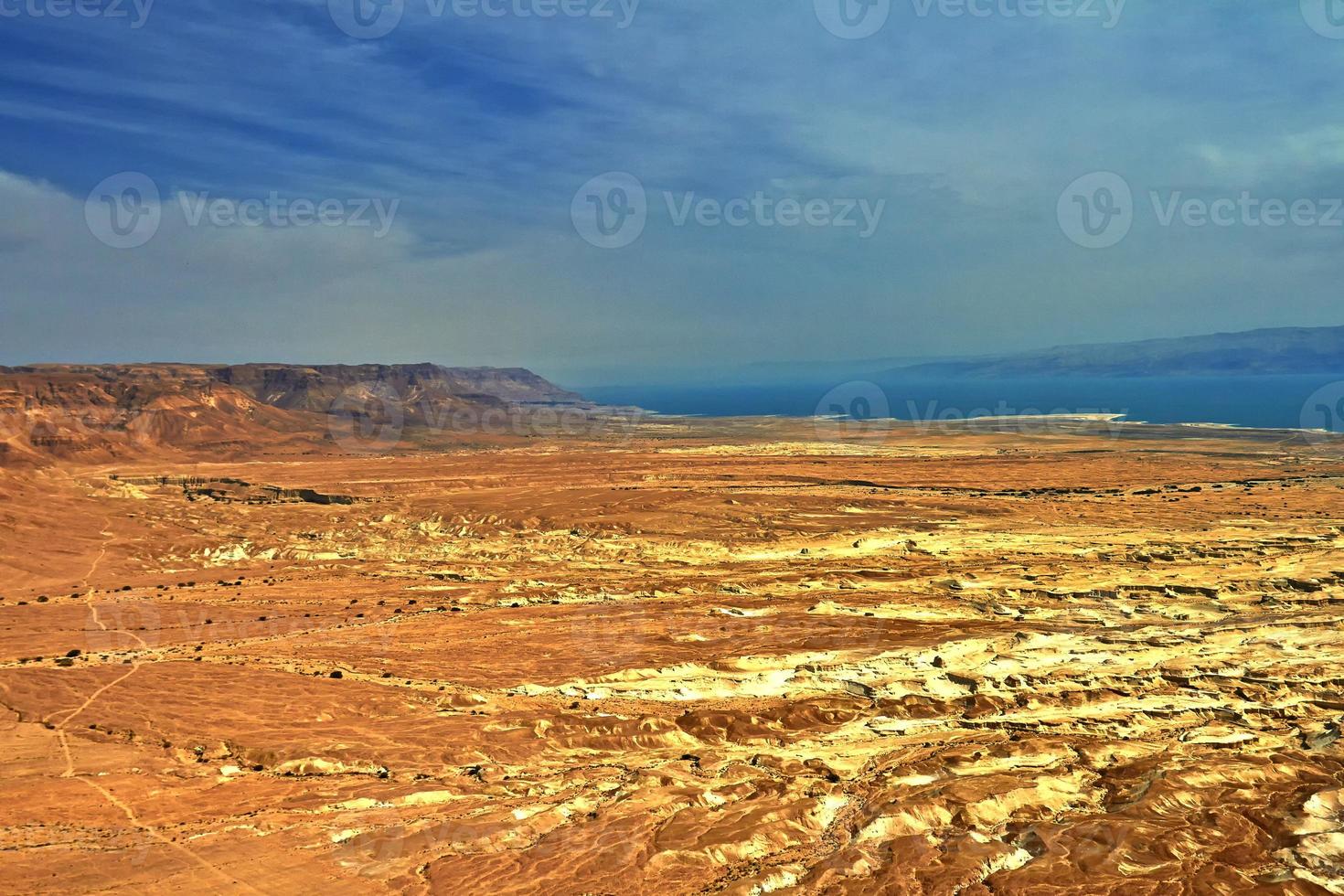 foto de vista del mar muerto desde una altura de masada