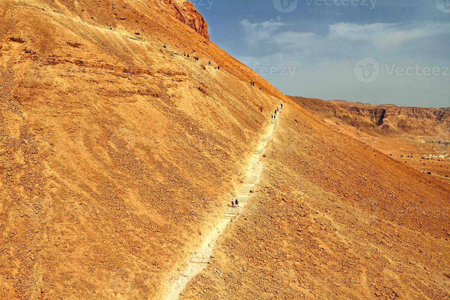 Vista panorámica del monte Masada en el desierto de Judea foto