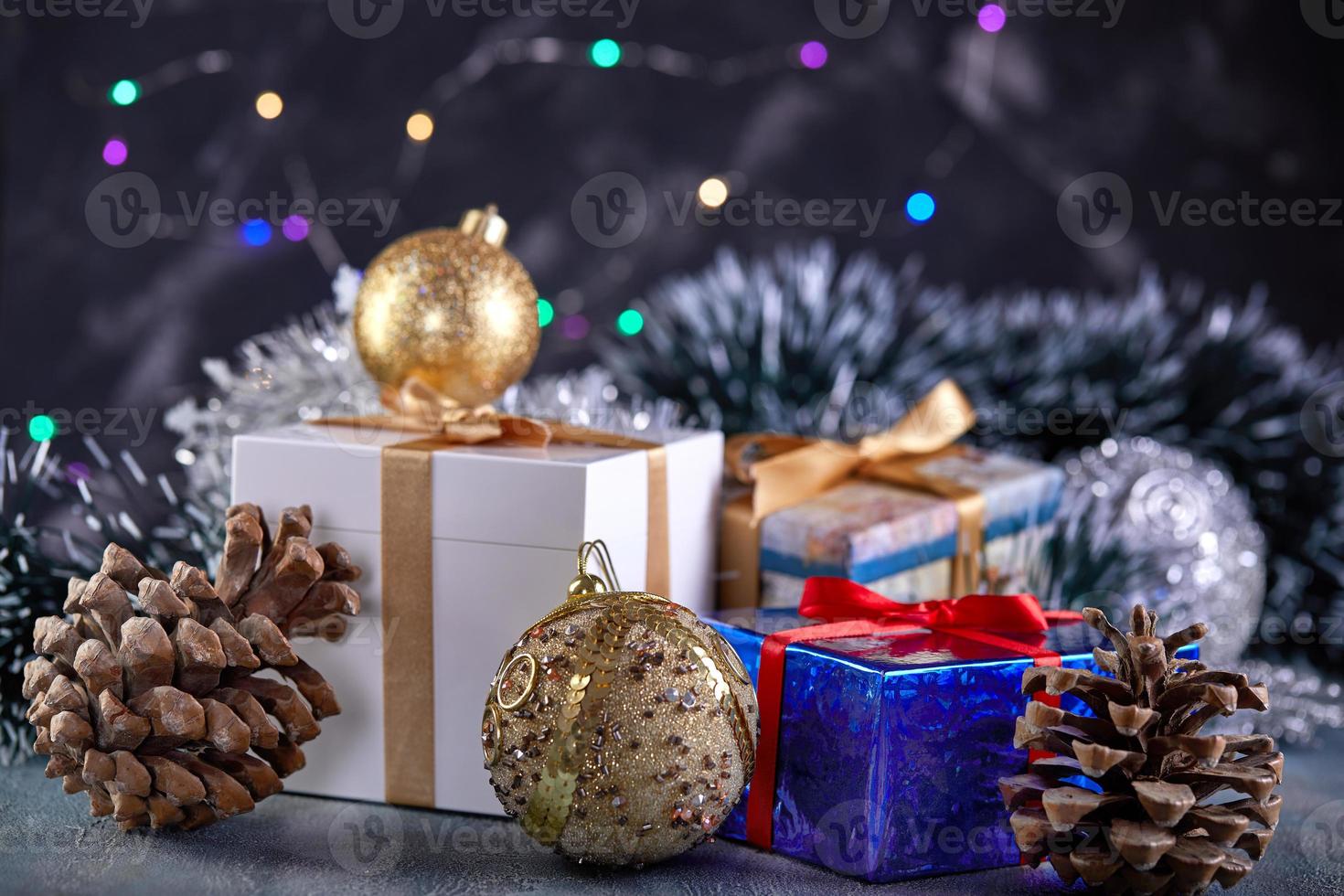 Feliz Navidad y feliz año nuevo concepto, fondo de Navidad con luz bokeh y borrosa. Regalo de Navidad con adornos para árboles de Navidad y conos sobre fondo de madera oscura en estilo vintage foto