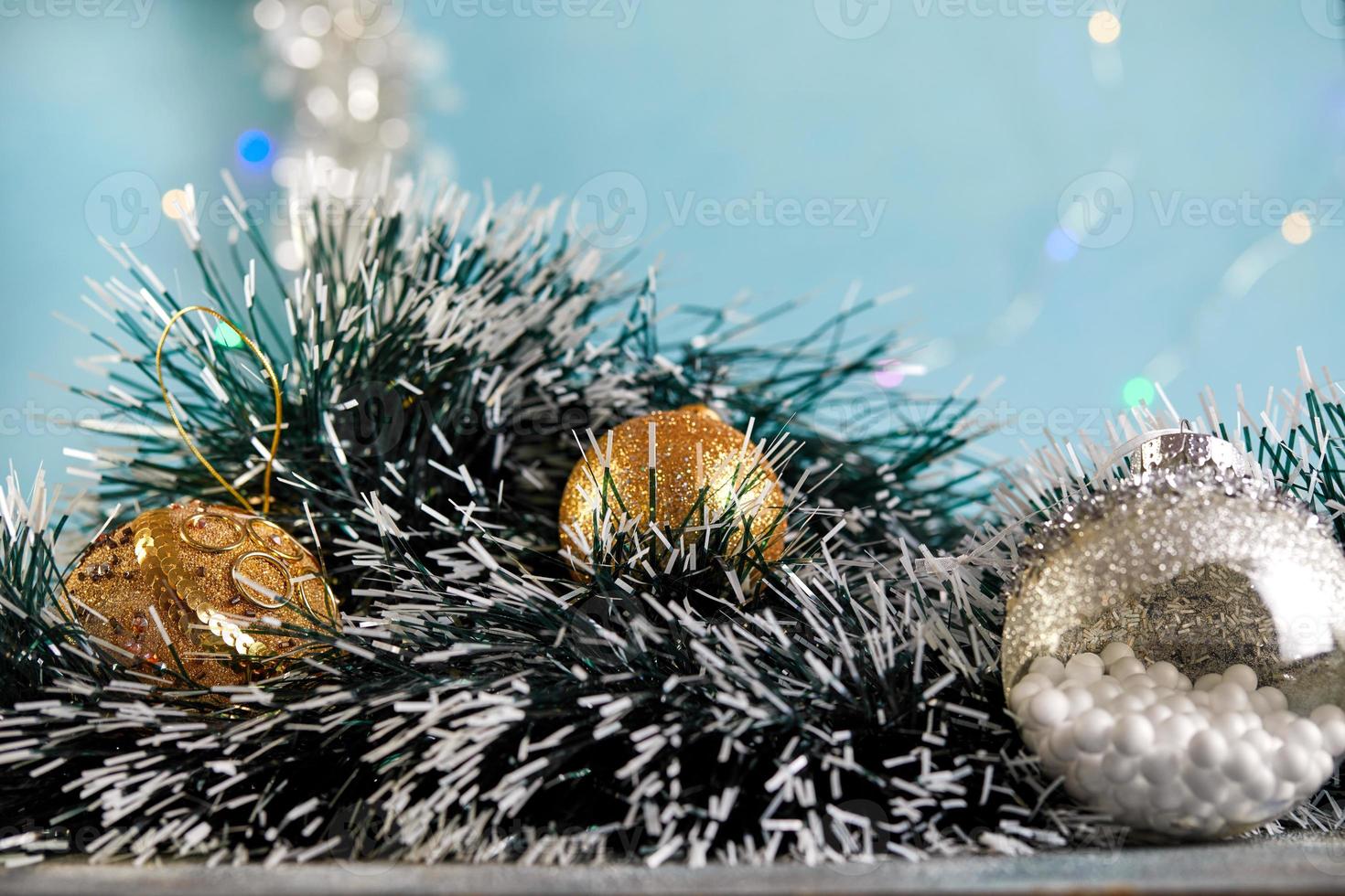 Feliz Navidad y feliz año nuevo concepto, fondo de Navidad con luz bokeh y borrosa. decoración del árbol de navidad y copie el espacio para su texto foto