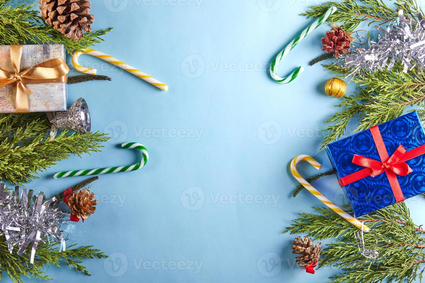 feliz navidad y próspero año nuevo concepto. plano de accesorios navideños. Decoraciones para árboles de Navidad y espacio para copiar el texto. foto