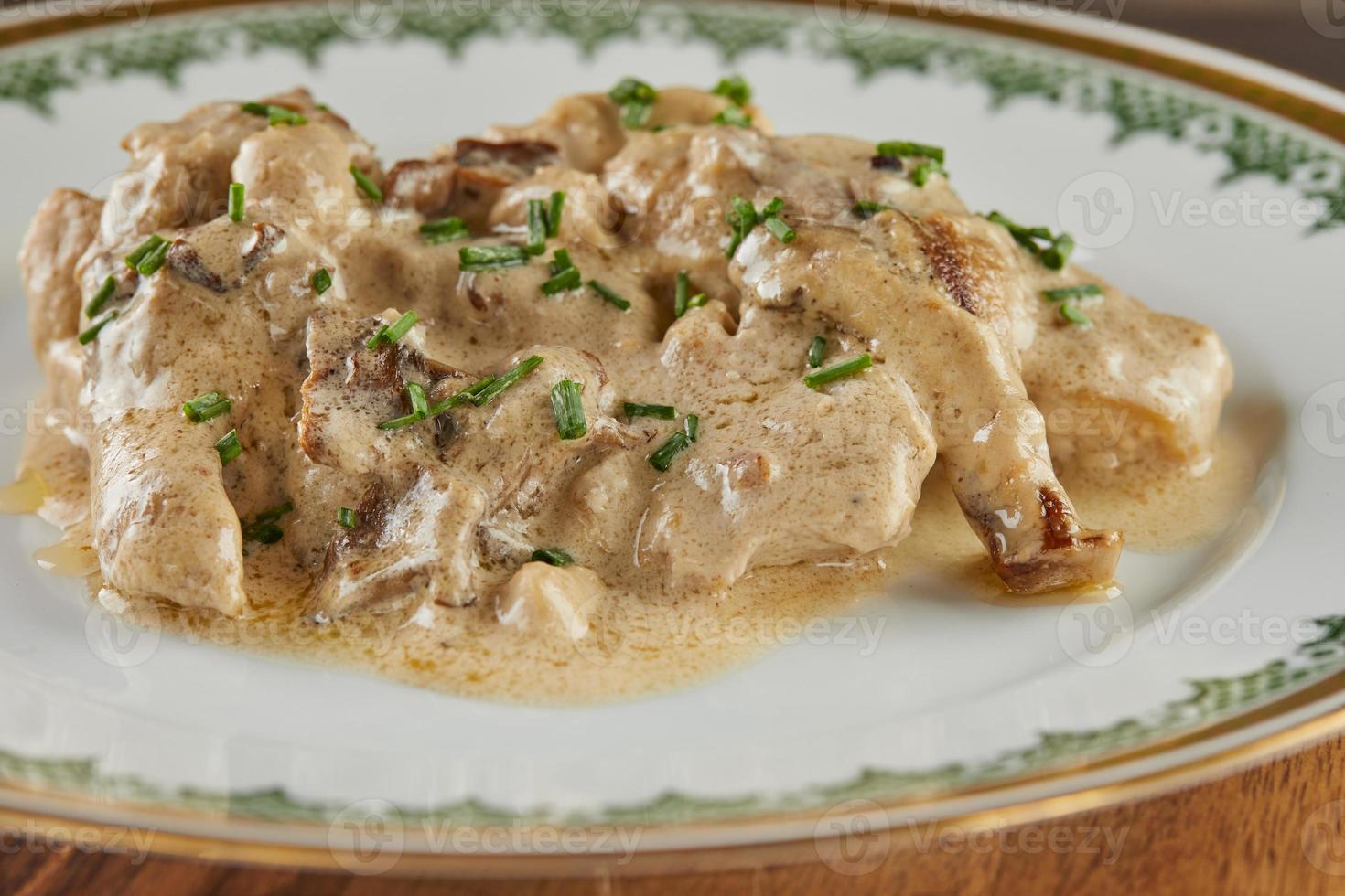 almendras de ternera con champiñones jordanos. cocina gourmet francesa foto