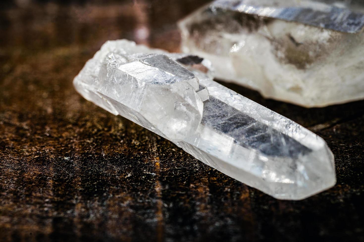 Diamante de imitación de piedra mineral macro, cristal de roca sobre un fondo negro de cerca, cuarzo transparente. foto