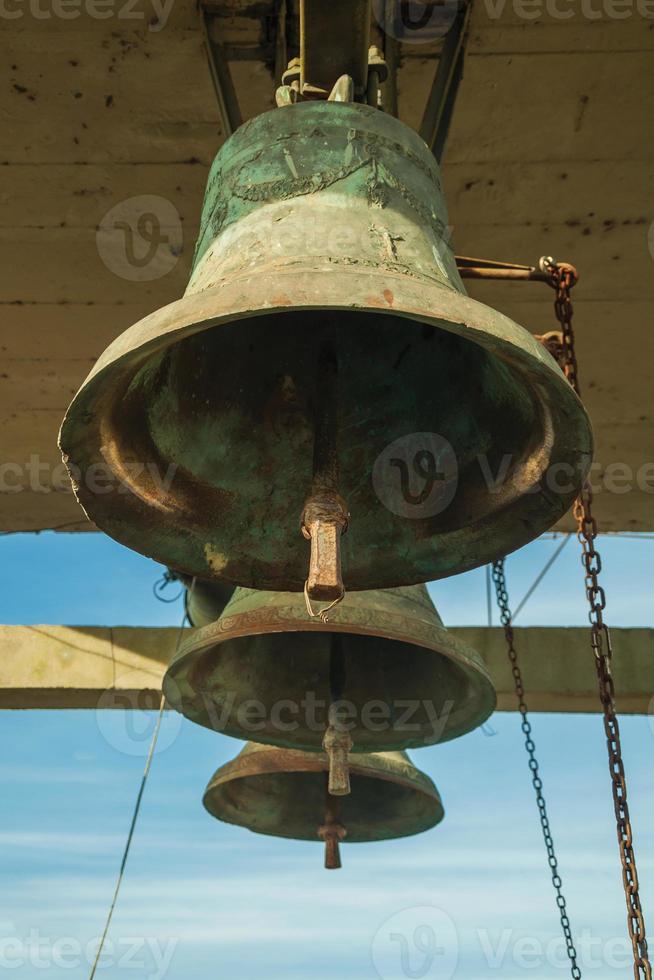 Detalle de badajo en campanas de bronce con cadena en una iglesia rural cerca de bento goncalves. una acogedora ciudad rural en el sur de Brasil famosa por su producción de vino. foto