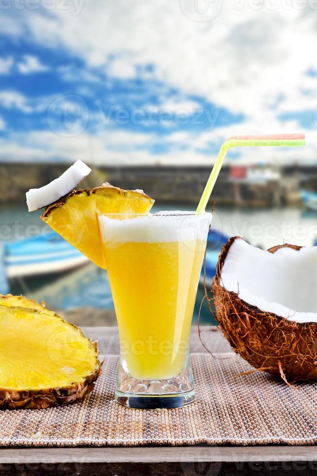 piña colada. cóctel colorido vibrante foto