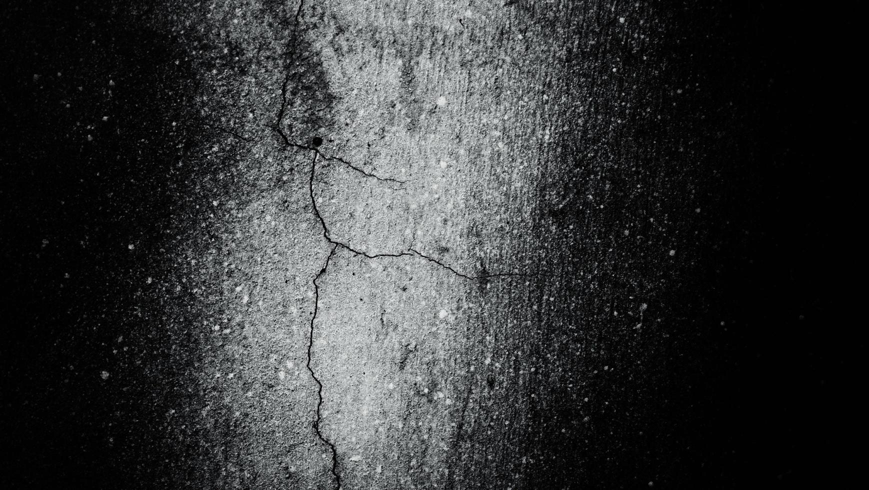 cemento oscuro aterrador para el fondo. paredes llenas de manchas y rayones foto