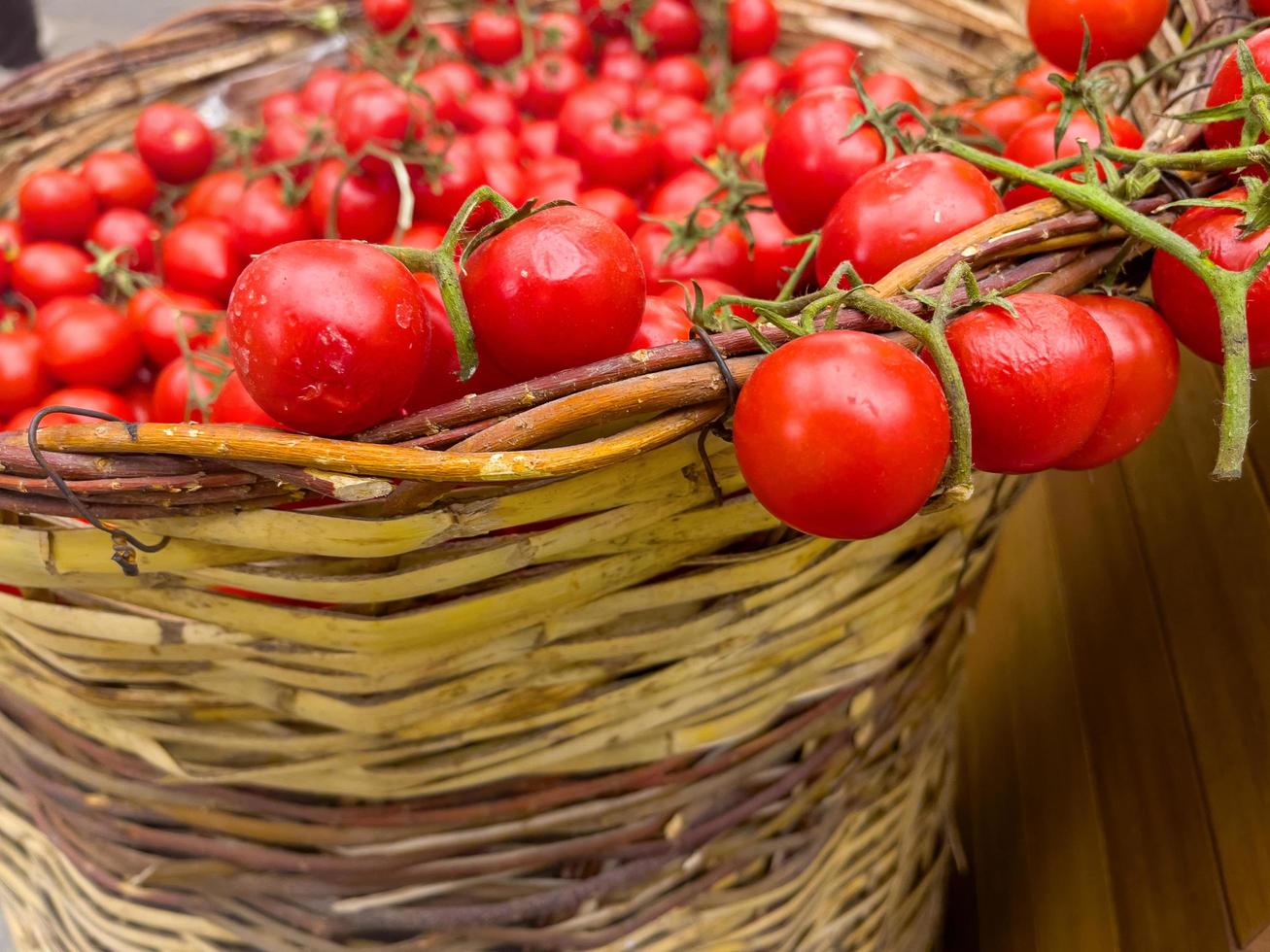 Tomate orgánico fresco en un mercado de abarrotes foto