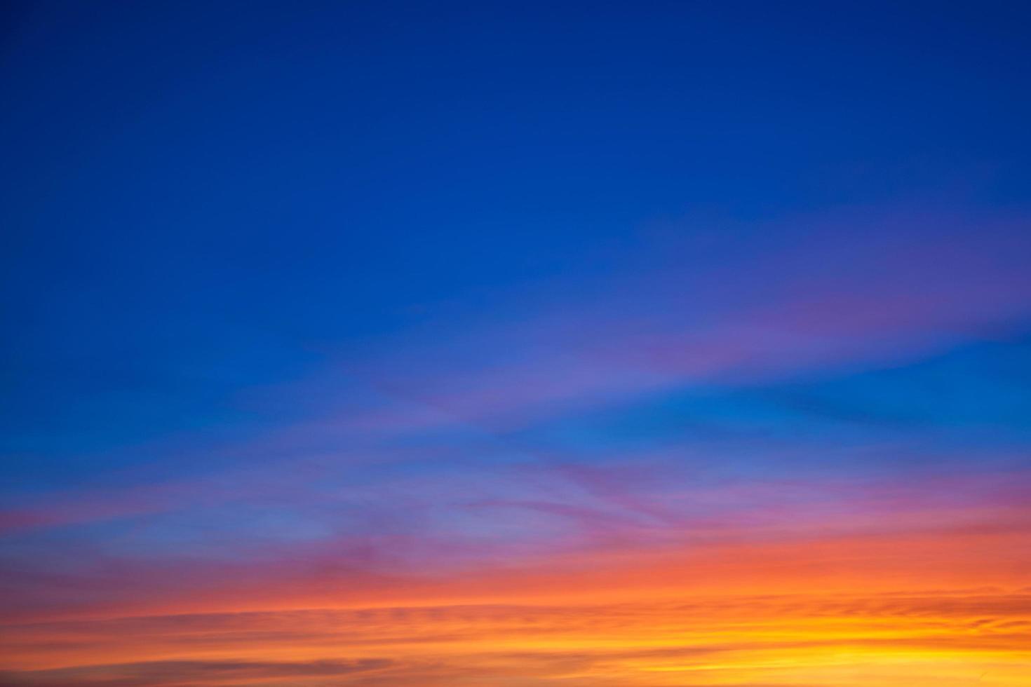 nubes de colores y el cielo al atardecer, formando un paisaje asombroso en una granja cerca de bento goncalves. una ciudad amigable en el sur de Brasil famosa por su producción de vino. foto