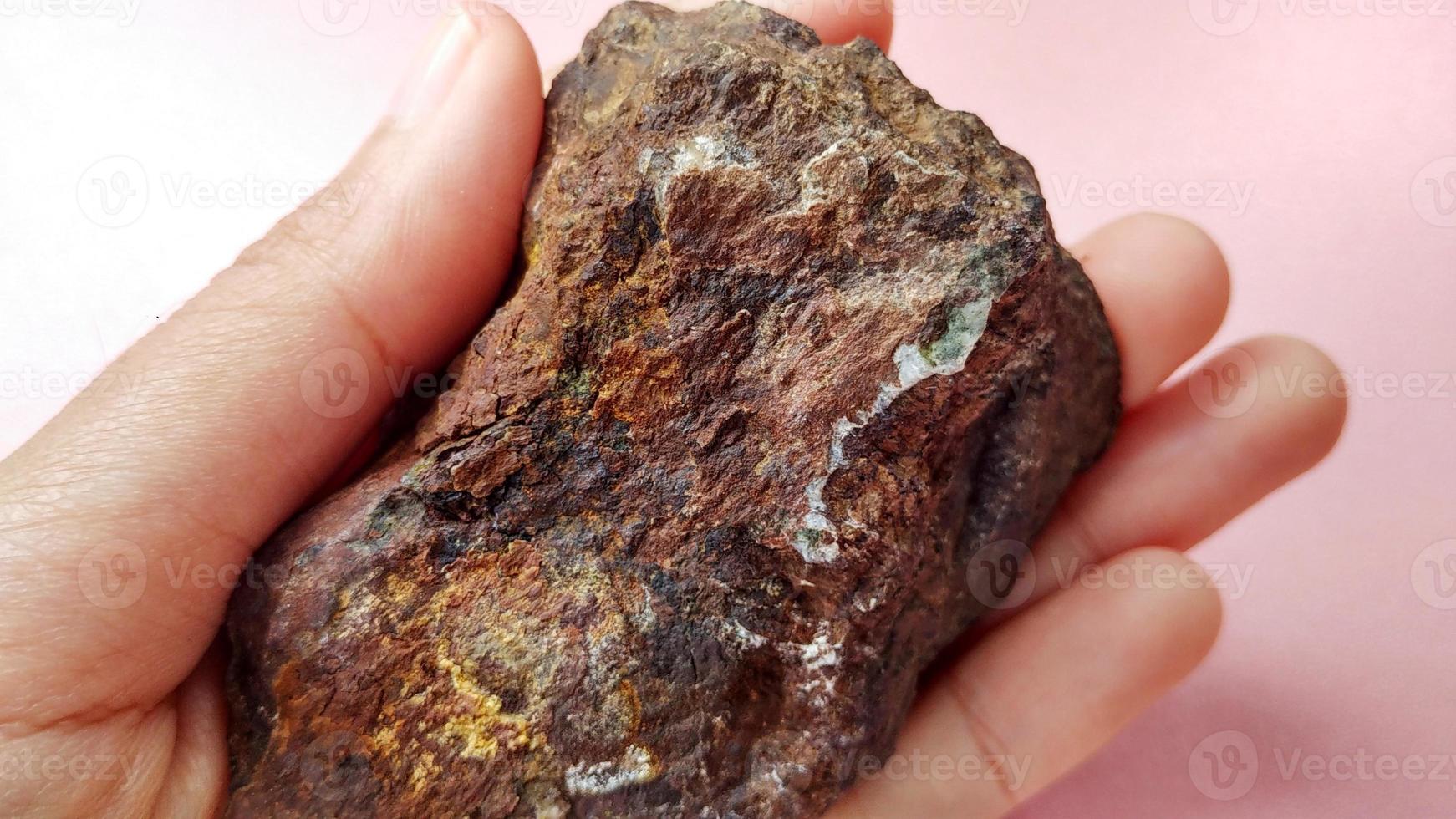 basalto de lava, rocas volcánicas en el complejo de karangsambung melange. asociado con ofiolita e identificado como rocas oceánicas. lava almohada. concepto geológico. rocas y minerales foto