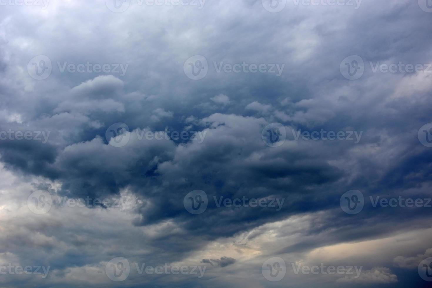 nubes oscuras. nubes del cielo nocturno de verano. foto