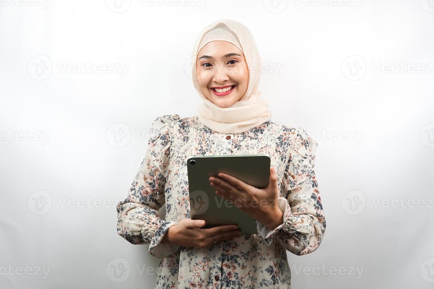 Hermosa joven mujer de negocios musulmana asiática confiada y sonriente, con las manos sosteniendo la tableta, tiempo para trabajar, tiempo productivo, aislado sobre fondo blanco. foto