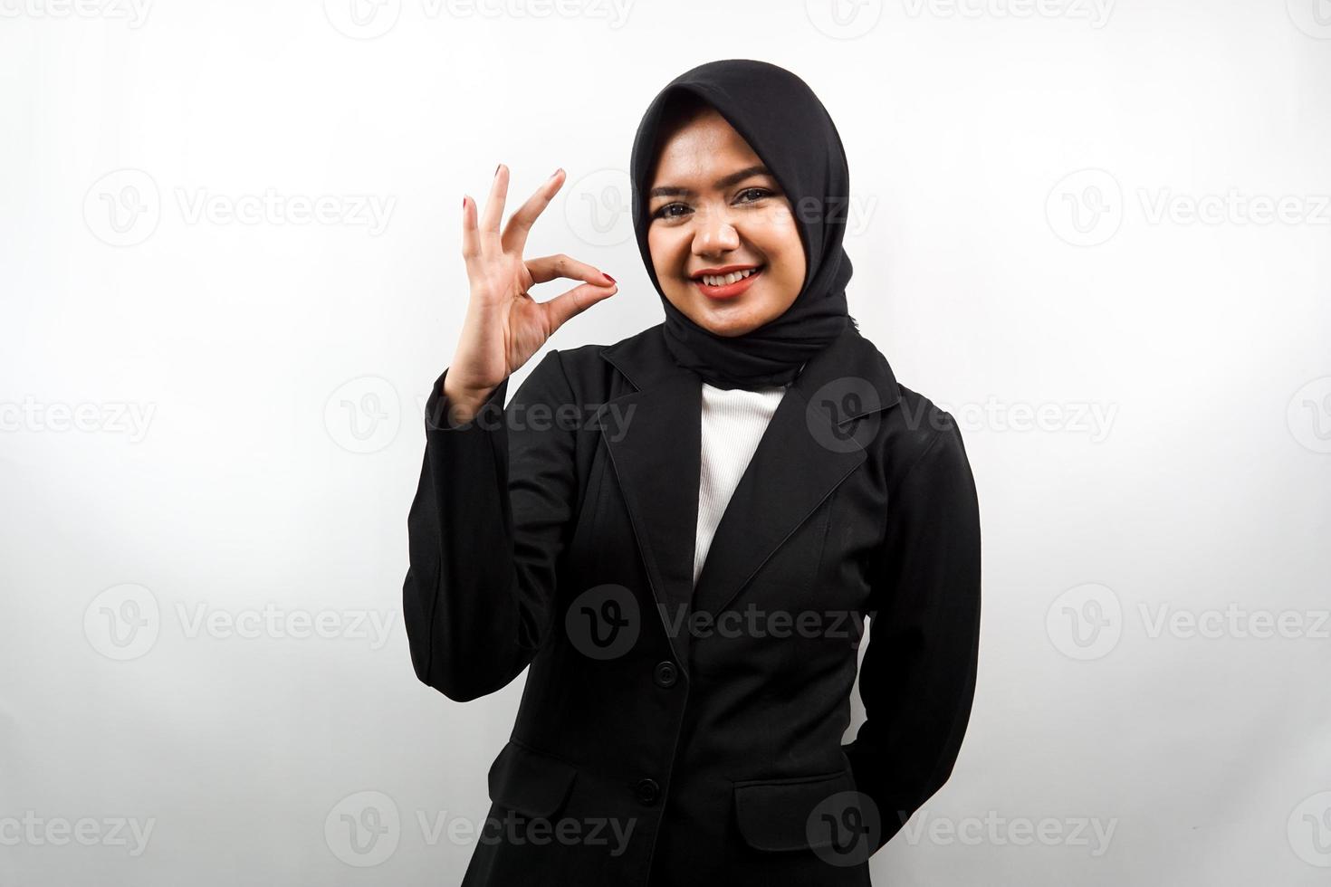 Hermosa joven mujer de negocios musulmana asiática sonriendo confiada, entusiasta y alegre con las manos signo de ok, éxito, buen trabajo, signo de éxito, aislado sobre fondo blanco. foto