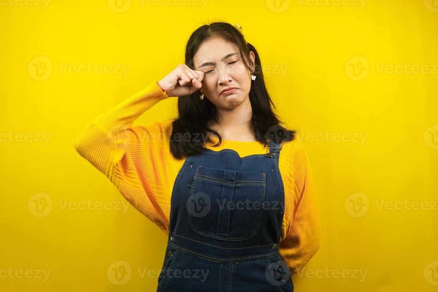 bonita y linda mujer joven llorando, secándose las lágrimas, triste, aislado foto