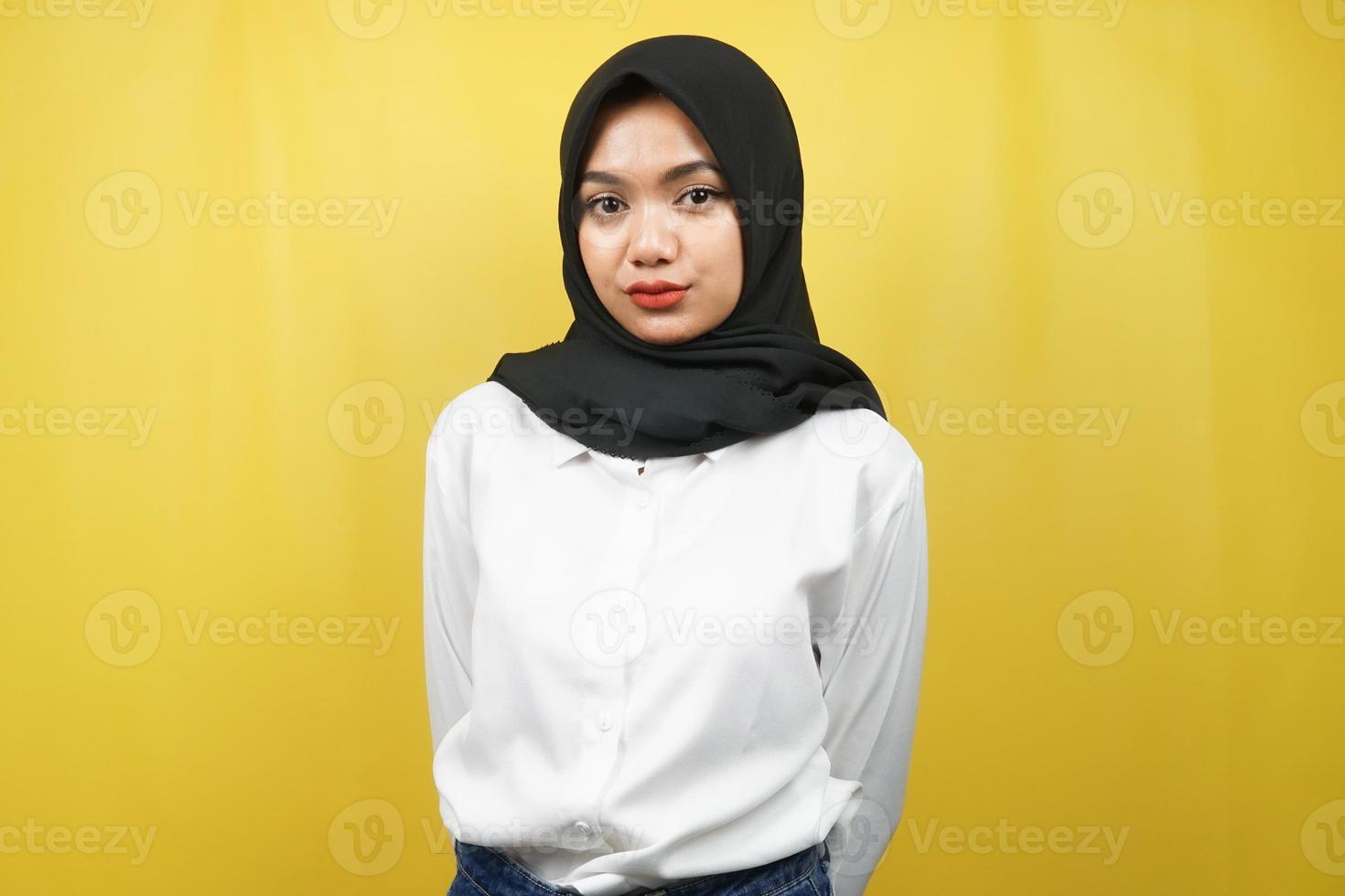 Joven y bella mujer musulmana asiática se hace la boca agua, conmocionada, sorprendida, con los ojos bien abiertos, aislado sobre fondo amarillo foto