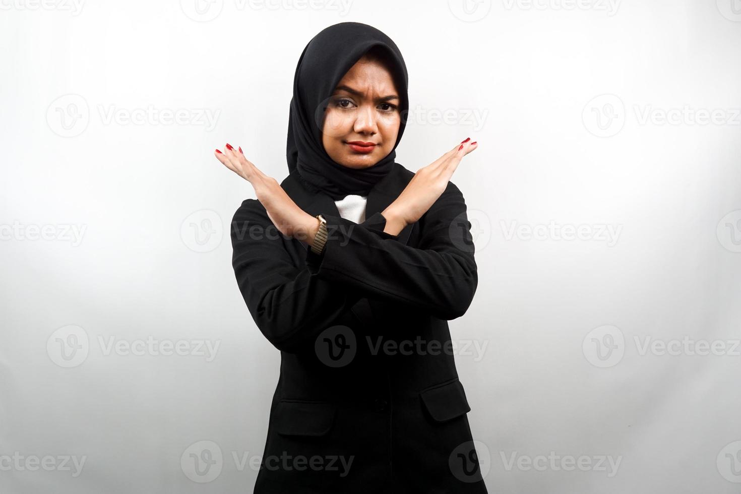 Hermosa mujer de negocios musulmana joven asiática con los brazos cruzados, manos mostrando rechazo, manos mostrando prohibición, manos mostrando desaprobación, aislado sobre fondo blanco. foto