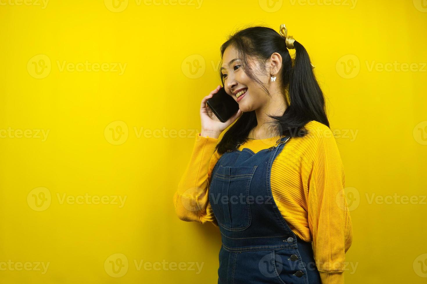 bonita y linda mujer joven alegre, confiada, llamando a alguien, anuncio, aislado foto