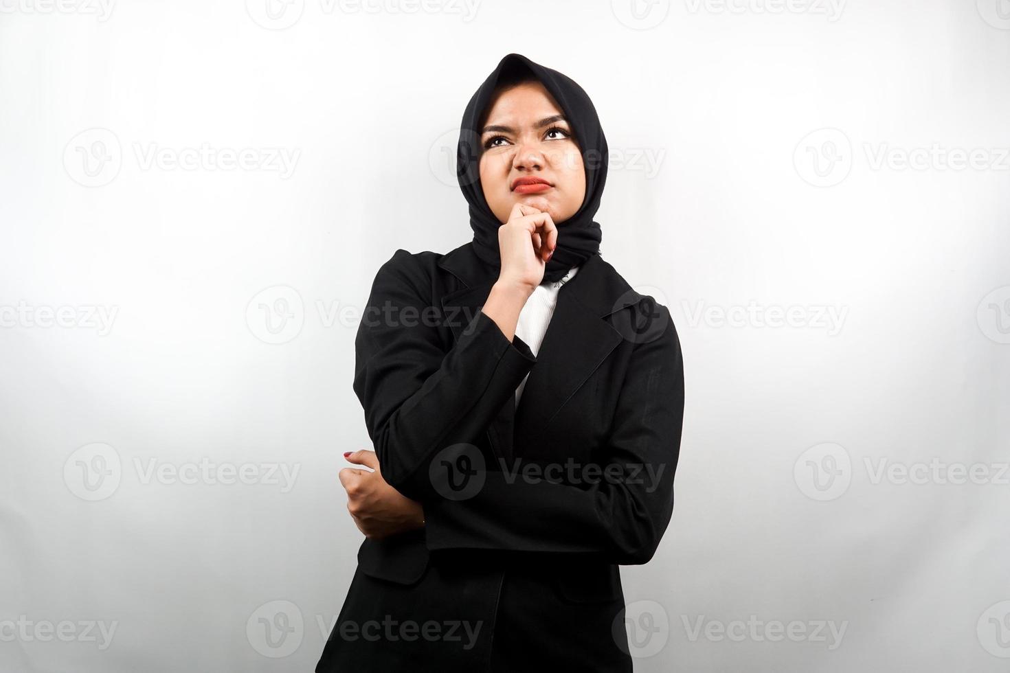 Hermosa mujer de negocios musulmana joven asiática pensando, buscando ideas, buscando soluciones a los problemas, con las manos sosteniendo la barbilla, aislado sobre fondo blanco. foto