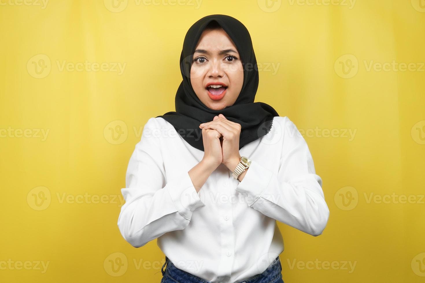 Hermosa joven mujer musulmana asiática conmocionada, sorprendida, expresión guau, mano sosteniendo un teléfono inteligente con pantalla blanca o en blanco, promocionando la aplicación, promocionando el producto, presentando algo, aislado foto